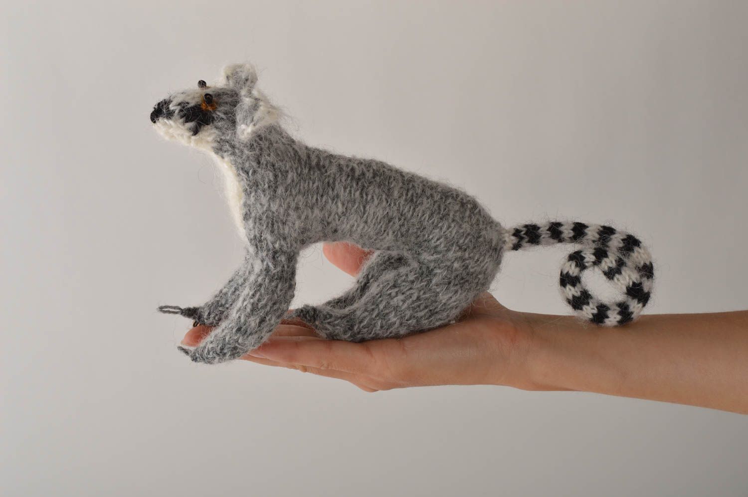 Peluche lémurien Jouet fait main gris tricoté en mohair Cadeau pour enfant photo 5