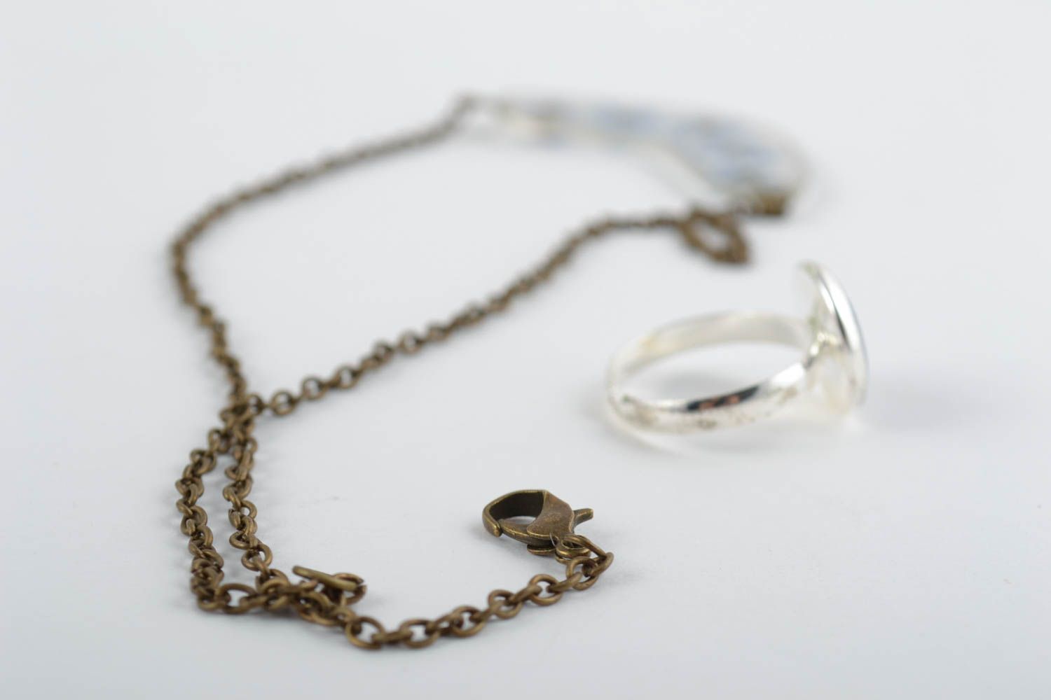 Juego de bisutería de collar y anillo originales artesanales de resina epoxi foto 4