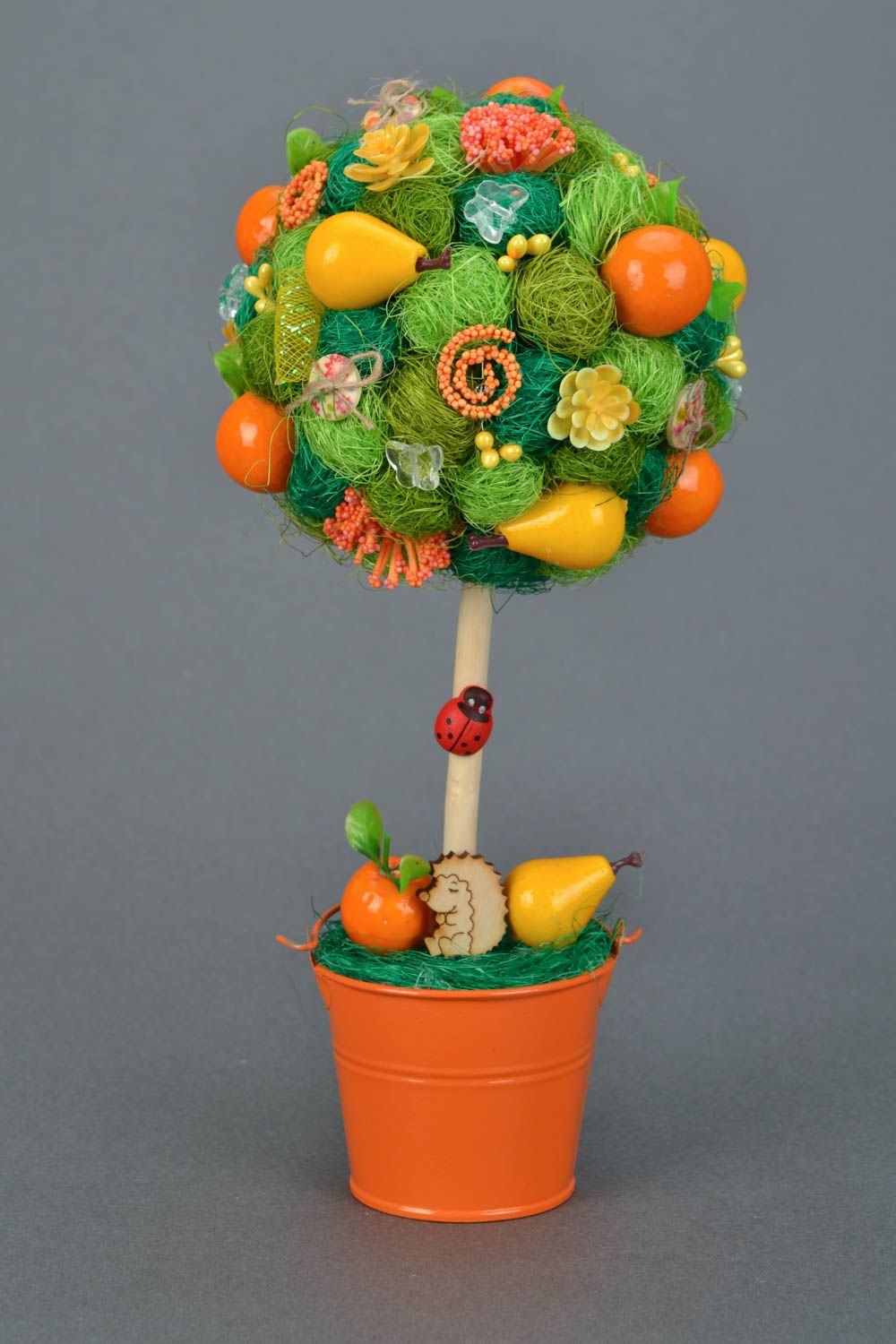 Топиарий из сизаля яркий с декоративными фруктами небольшой для дома хэнд мейд фото 3
