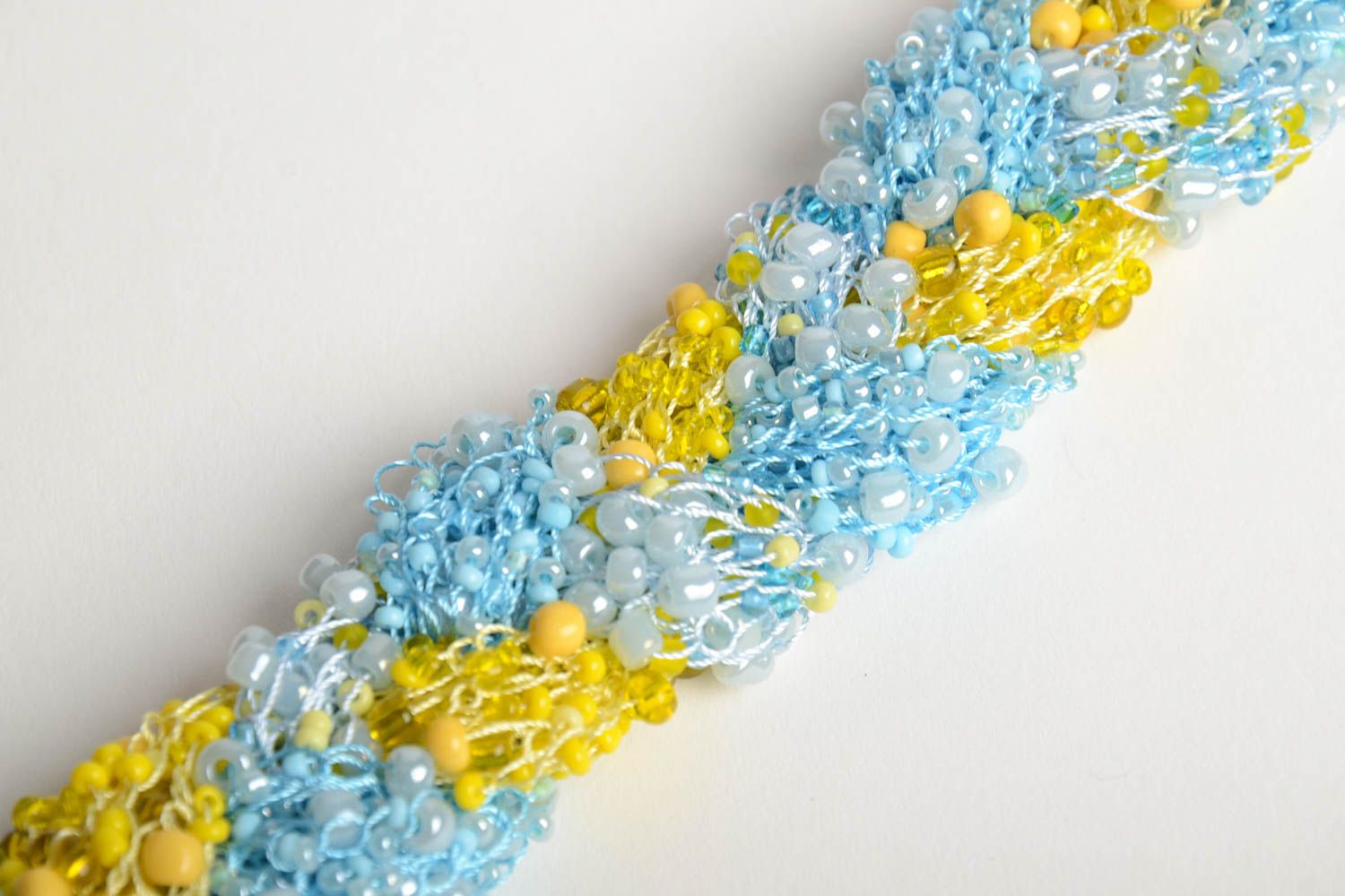 Collar de abalorios artesanal tejido a ganchillo de colores azul y amarillo foto 5