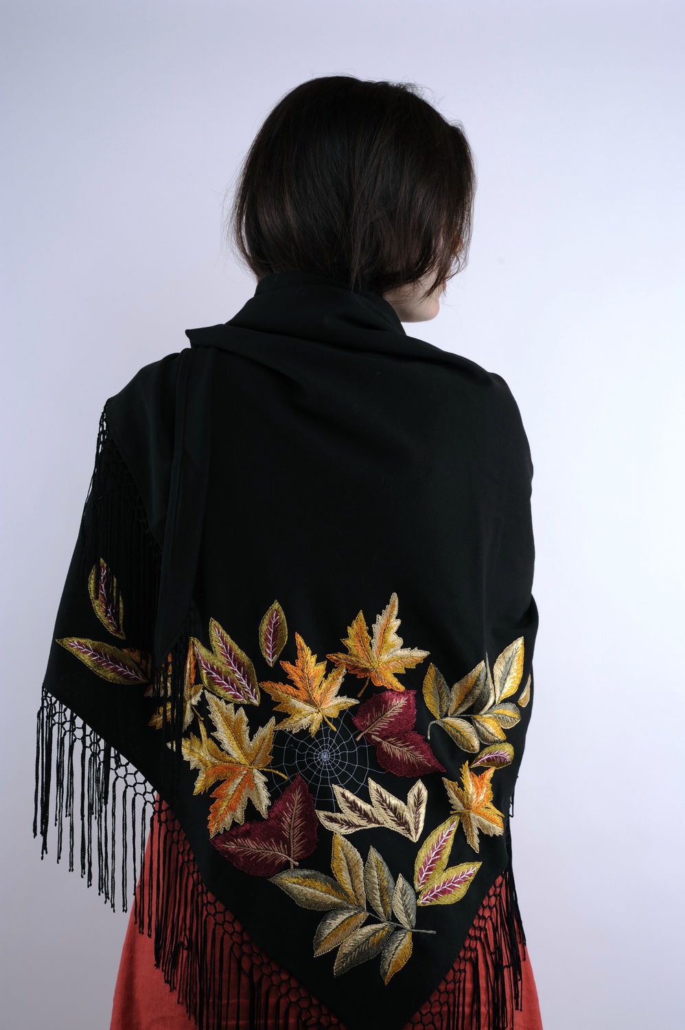 Woolen kerchief with embroidery photo 1