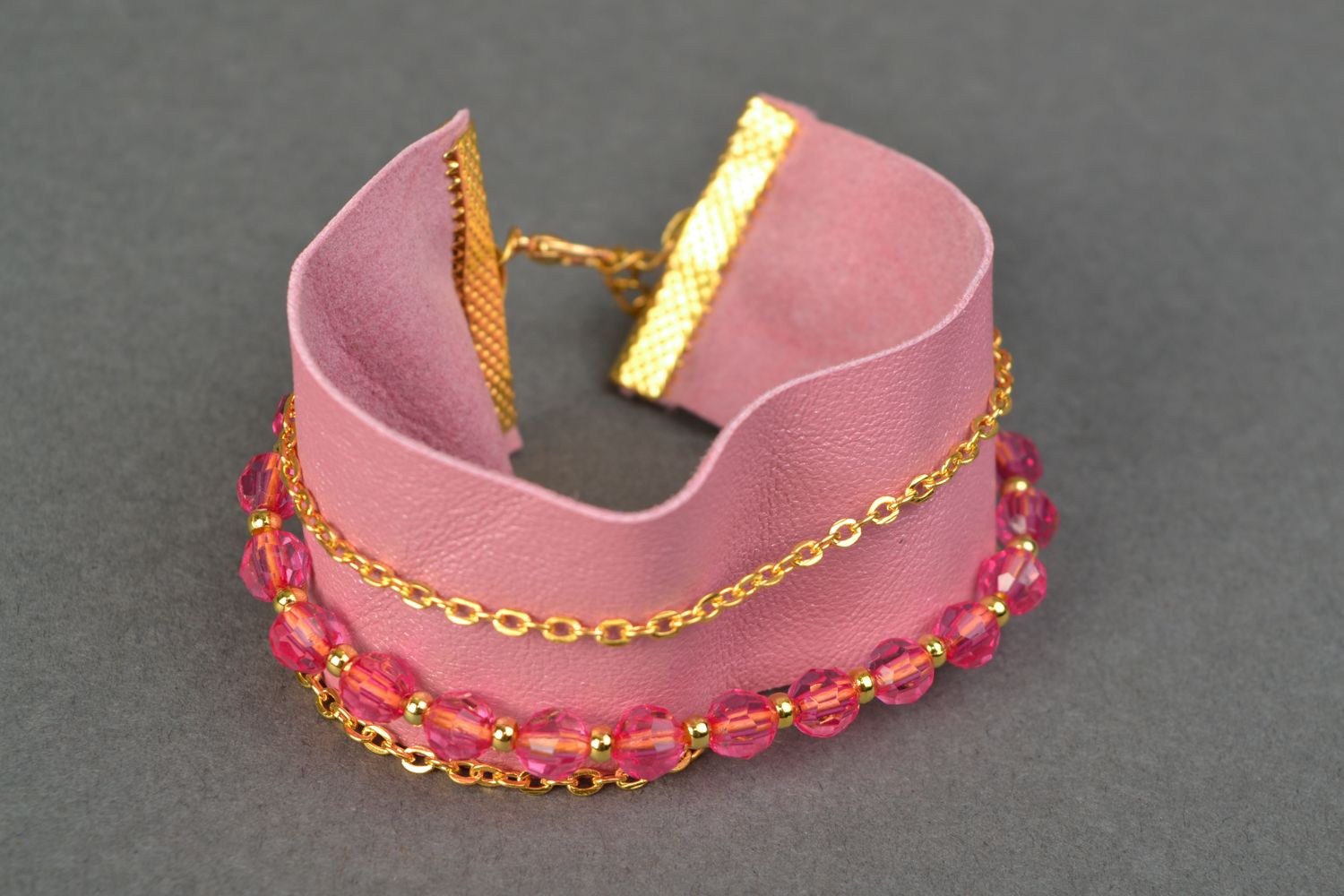 Розовый браслет из натуральной кожи с цепочками и бусинами фото 1