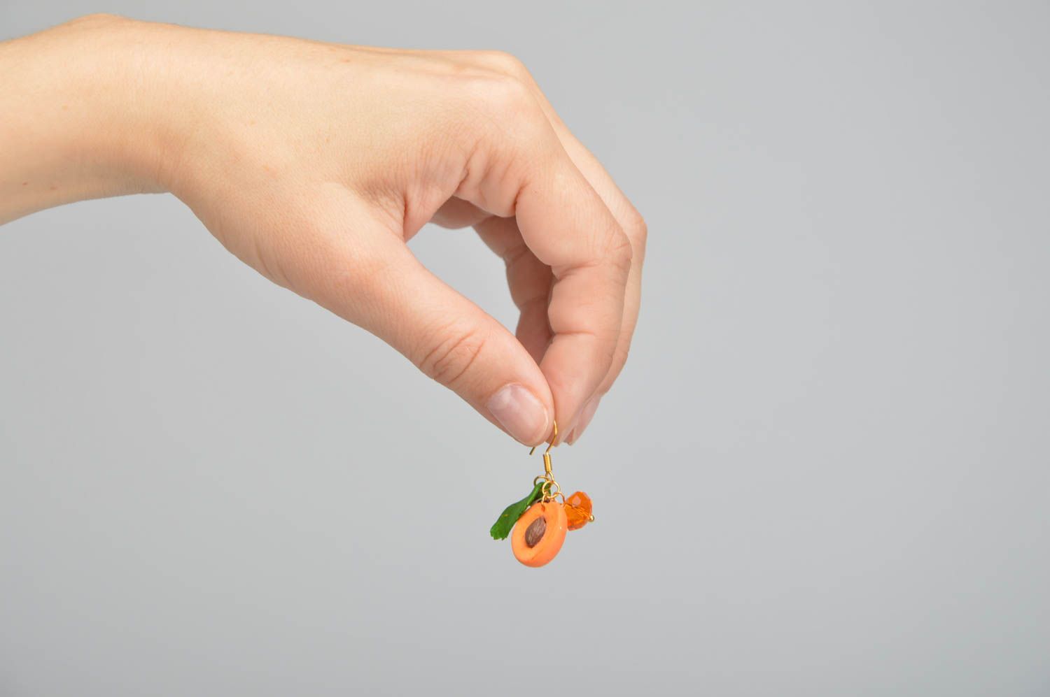 Sommer Ohrringe mit Anhängern in Form von Aprikosen aus Polymerton handmade foto 5