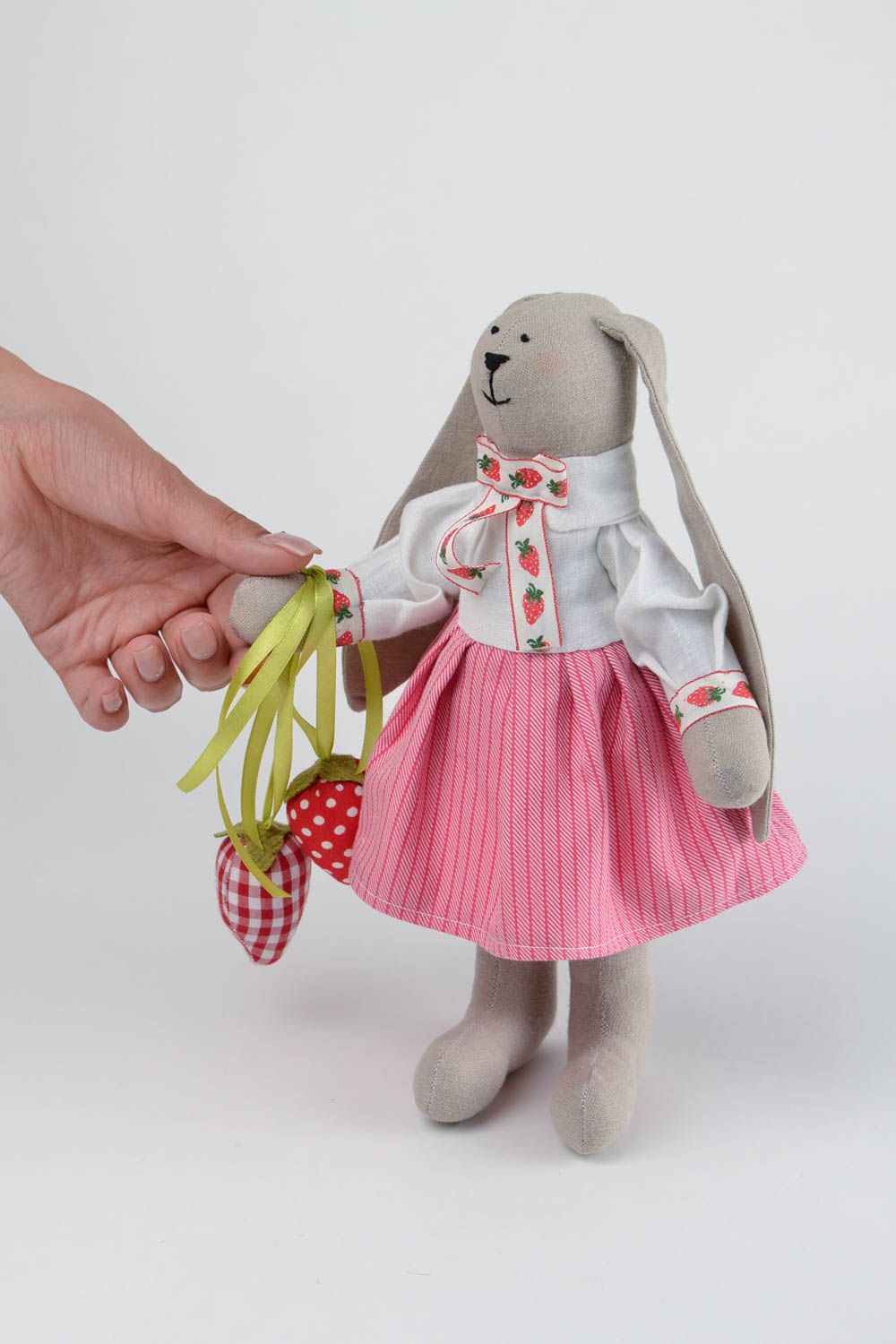 Poupée Lapin en tissu de coton faite main avec fraises Cadeau pour enfant photo 2