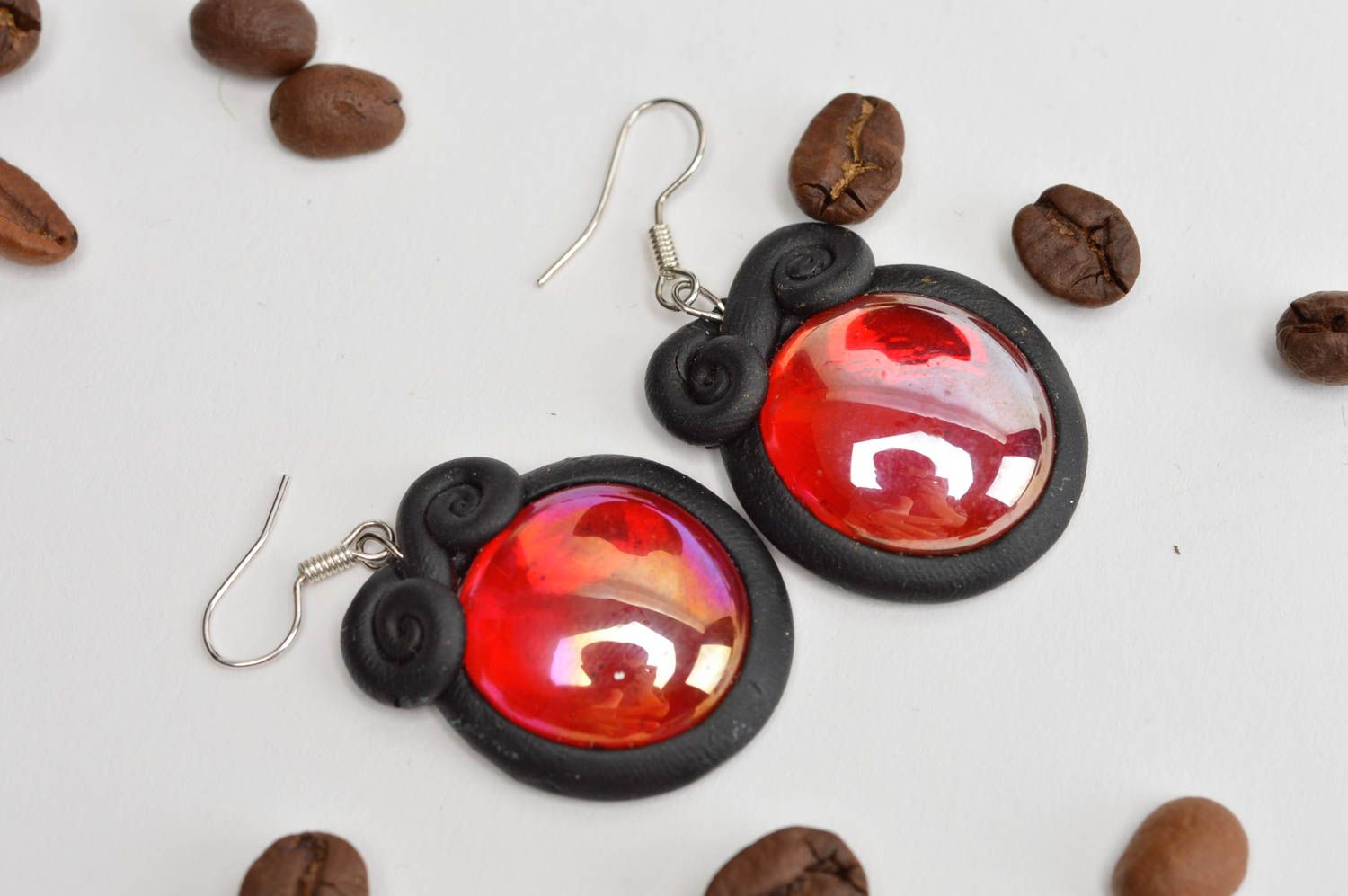 Rote Ohrringe aus Glas und Polymerton weiblich handmade Schmuck für Frauen  foto 1