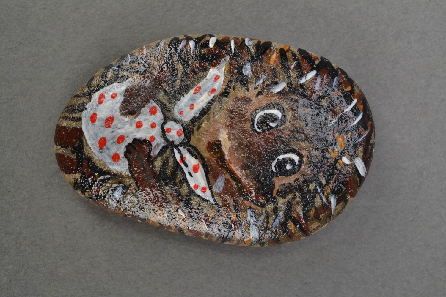 Морской камень для декора детской с росписью Ежик фото 1