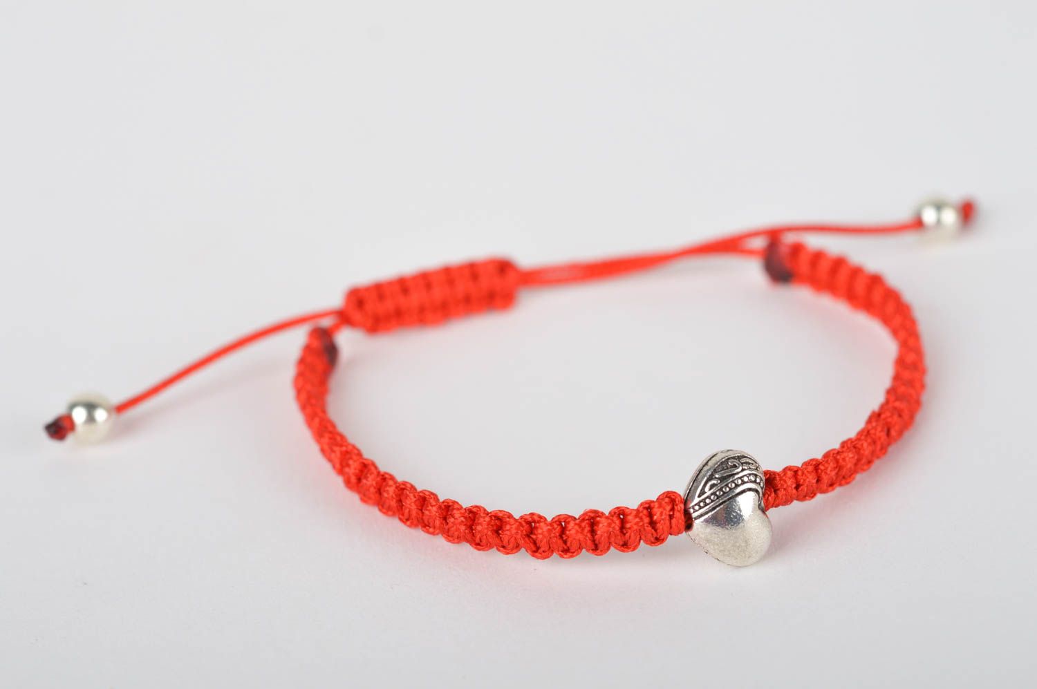 Pulsera artesanal roja pulsera de hilo accesorio para mujer Corazón de metal foto 2