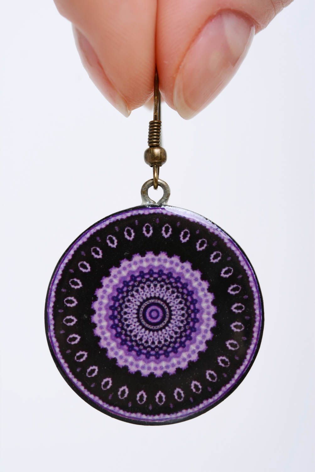 Pendientes artesanales redondos de arcilla polimérica de colores lila y negro foto 3