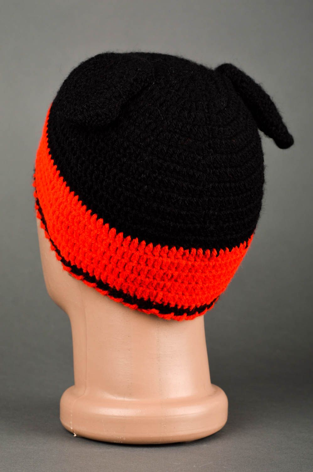 Gestrickte Mütze handmade warme Mütze in Rot und Schwarz modisches Accessoire foto 5