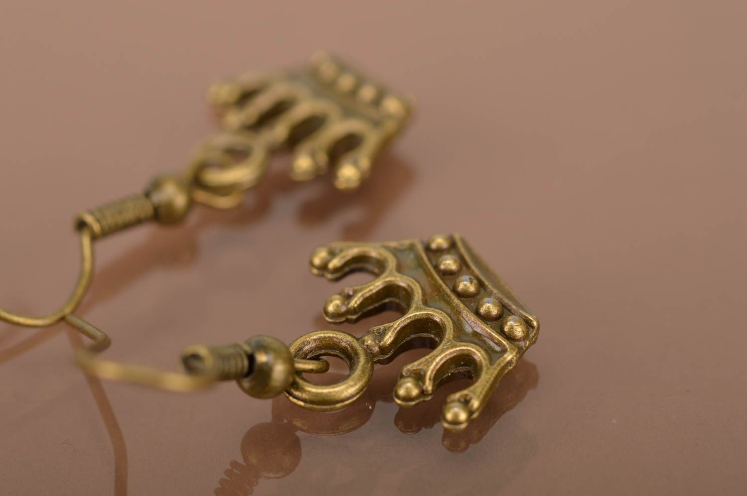 Небольшие серьги из металла Корона под бронзу на крючках украшение ручной работы фото 5