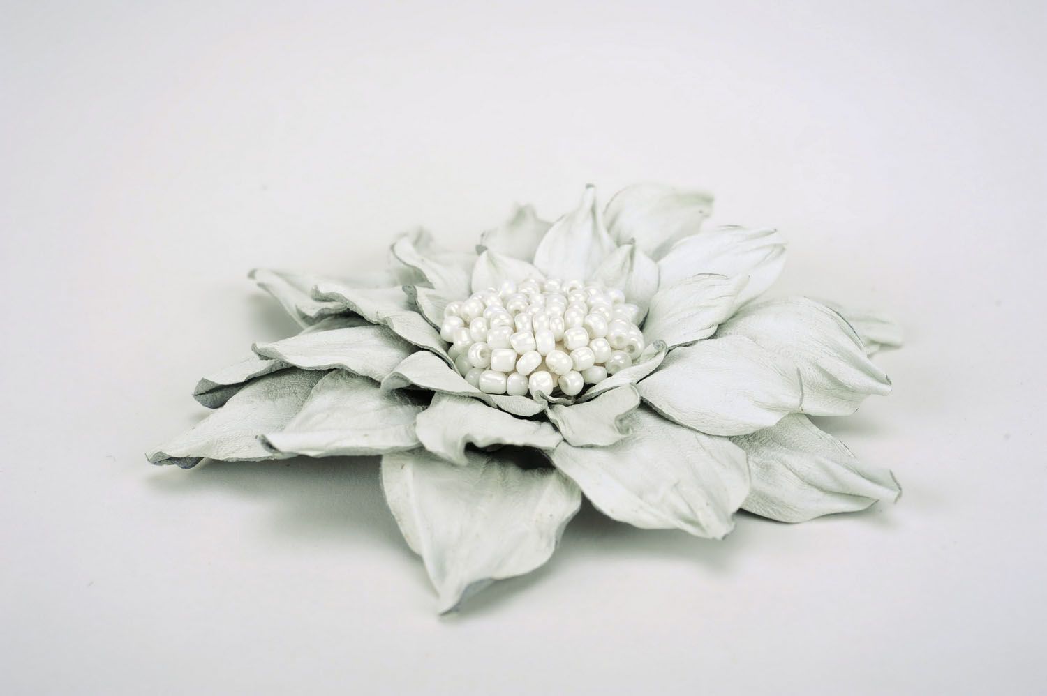 Белая брошь-цветок из кожи фото 1