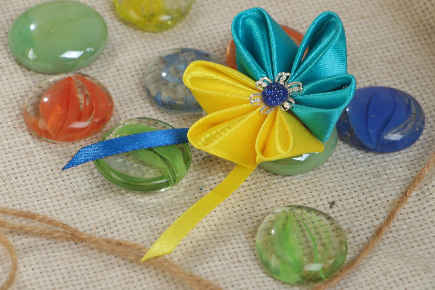 Broche artesanal de cintas de raso con forma de flor de colores amarillo y azul turquí  foto 1