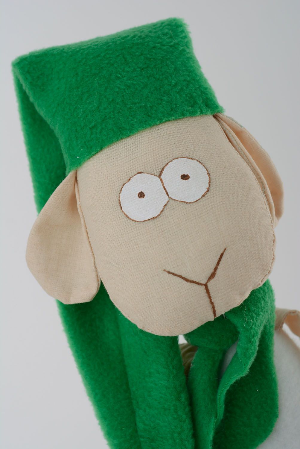 Brinquedo macio têxtil feito à mão Ovelha num chapéu verde foto 3