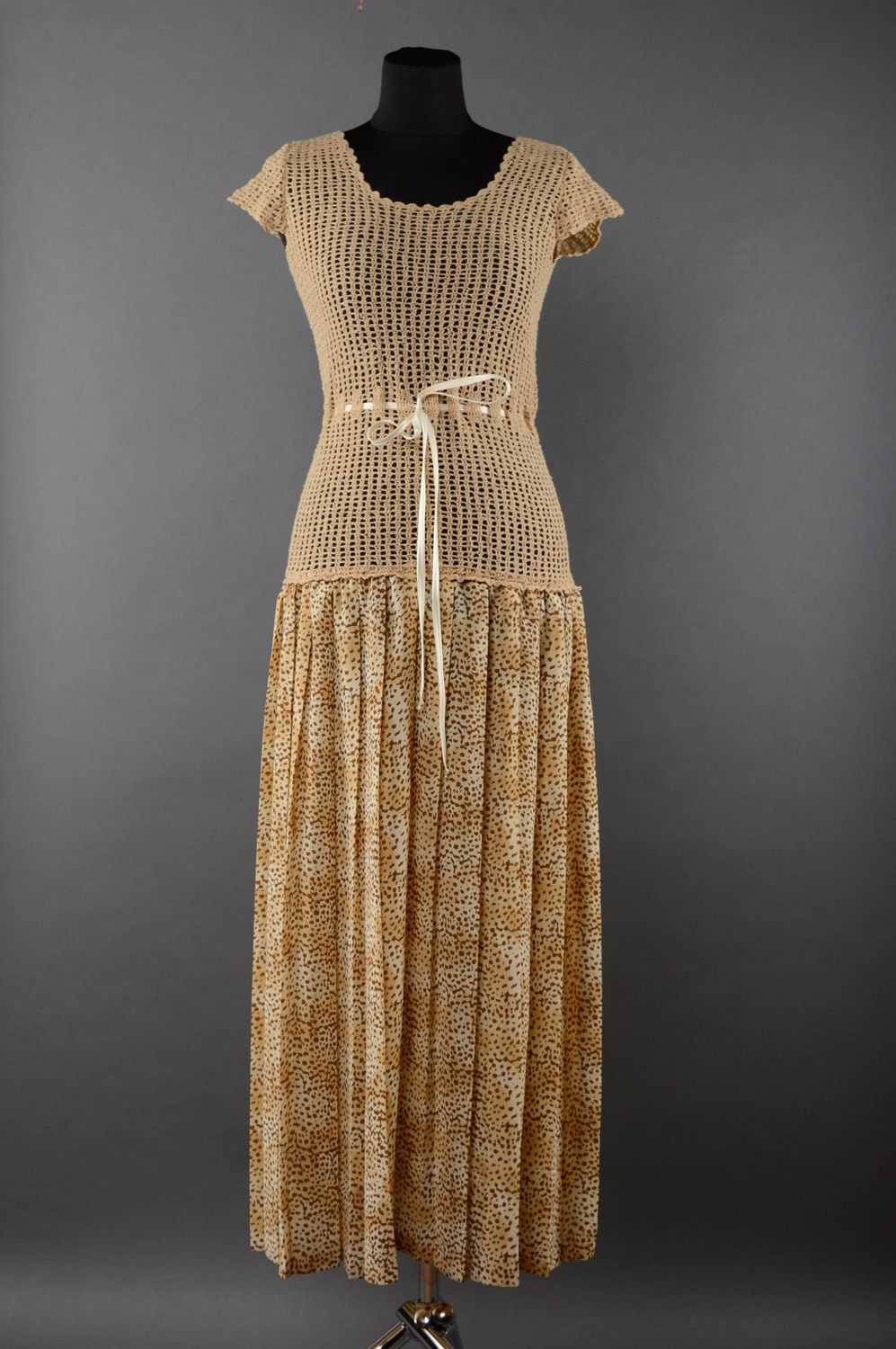 Платье вязаное крючком длинное бежевое фото 1