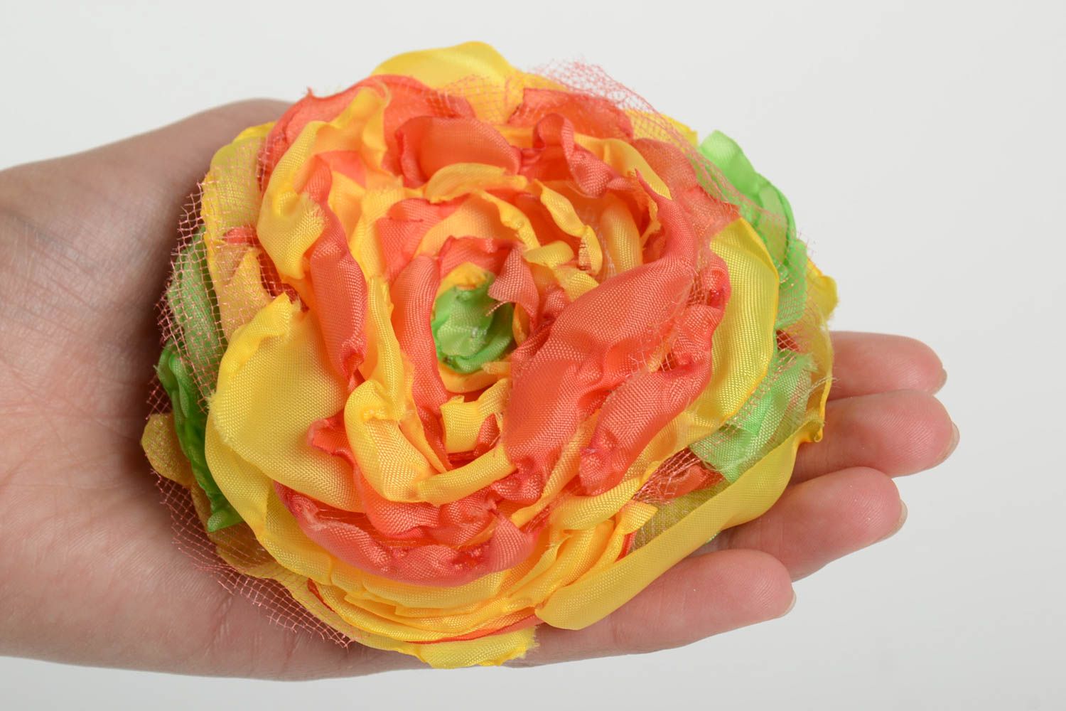 Яркая разноцветная брошь в виде цветка авторский аксессуар ручной работы фото 5