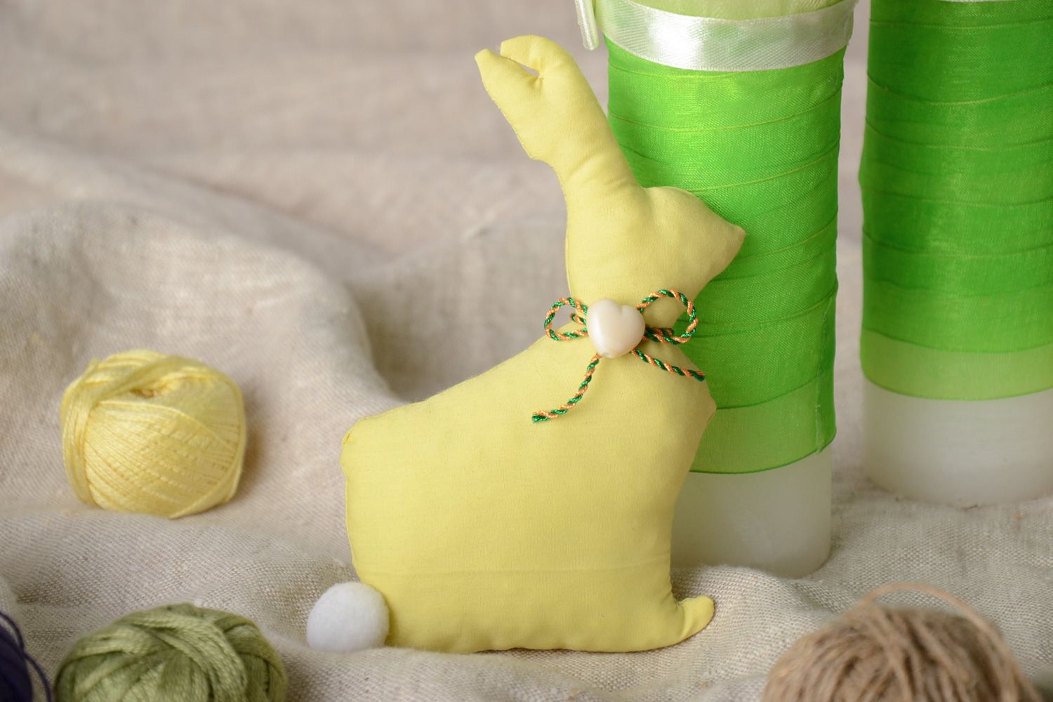 Jouet mou décoratif fait main lapin en coton avec coeur plastique design photo 1