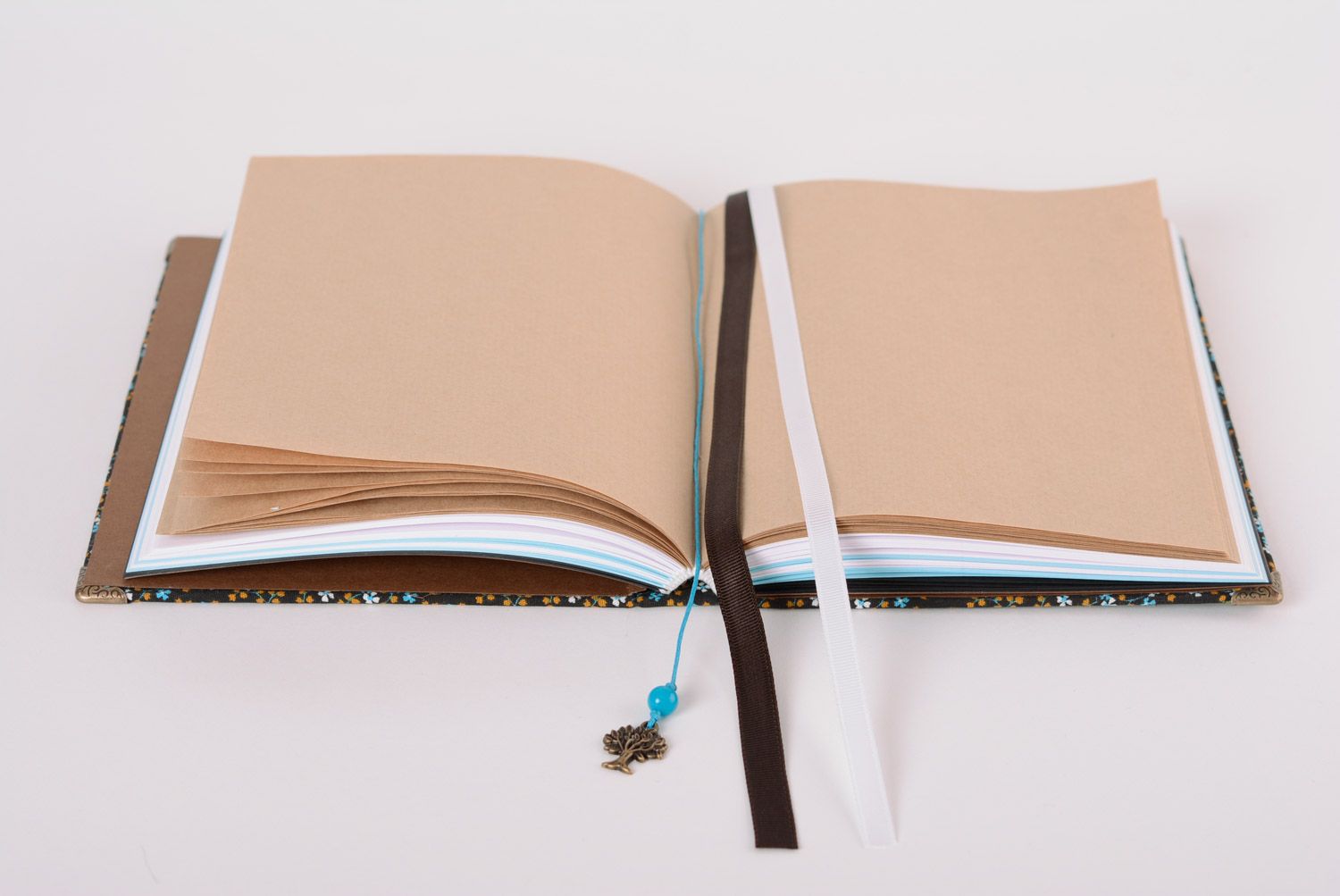 Handgemachtes Notizbuch mit Stoffumschlag aus Kattun mit farbigem Papier und Lesezeichen foto 2