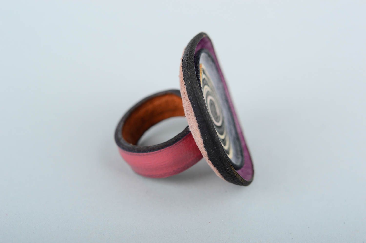 Эффектное кольцо ручной работы кольцо из кожи интересное украшение из кожи фото 3