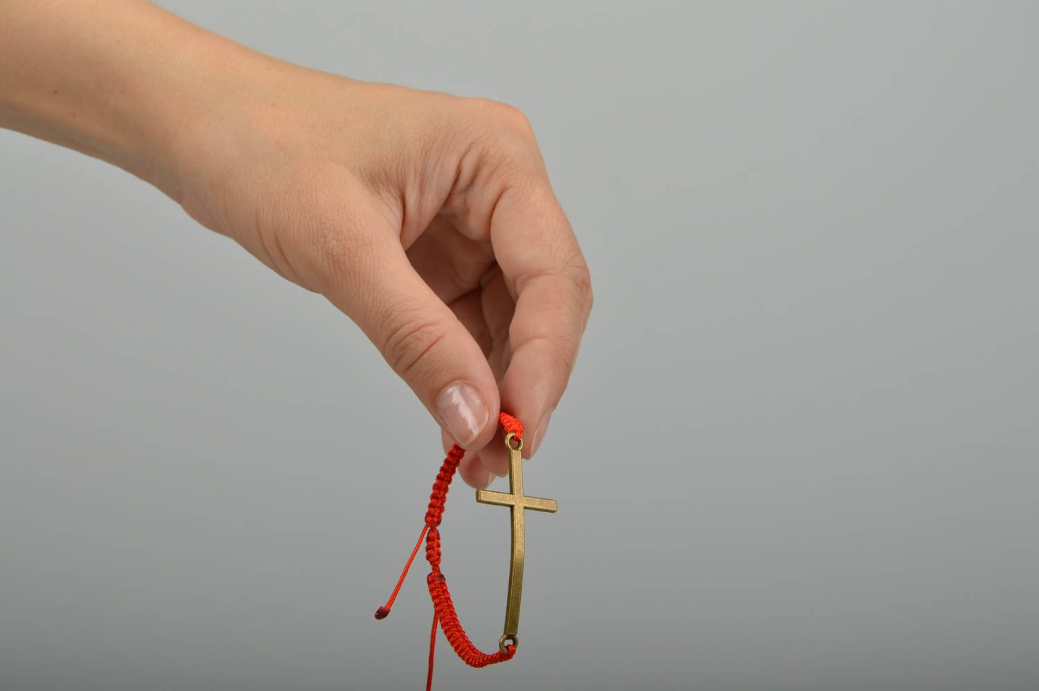 Красный браслет из вощеного шнурка с крестом с регулируемым размером хенд мейд фото 2