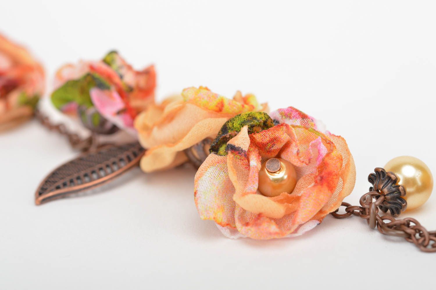 Красивый браслет с цветами из шифона и металлическими подвесками ручной работы фото 4