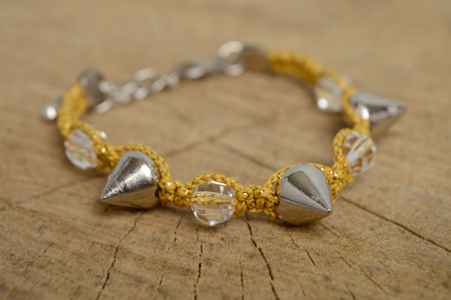 Bracelet en macramé jaune avec piques et perles fantaisie fait main pour femme photo 1