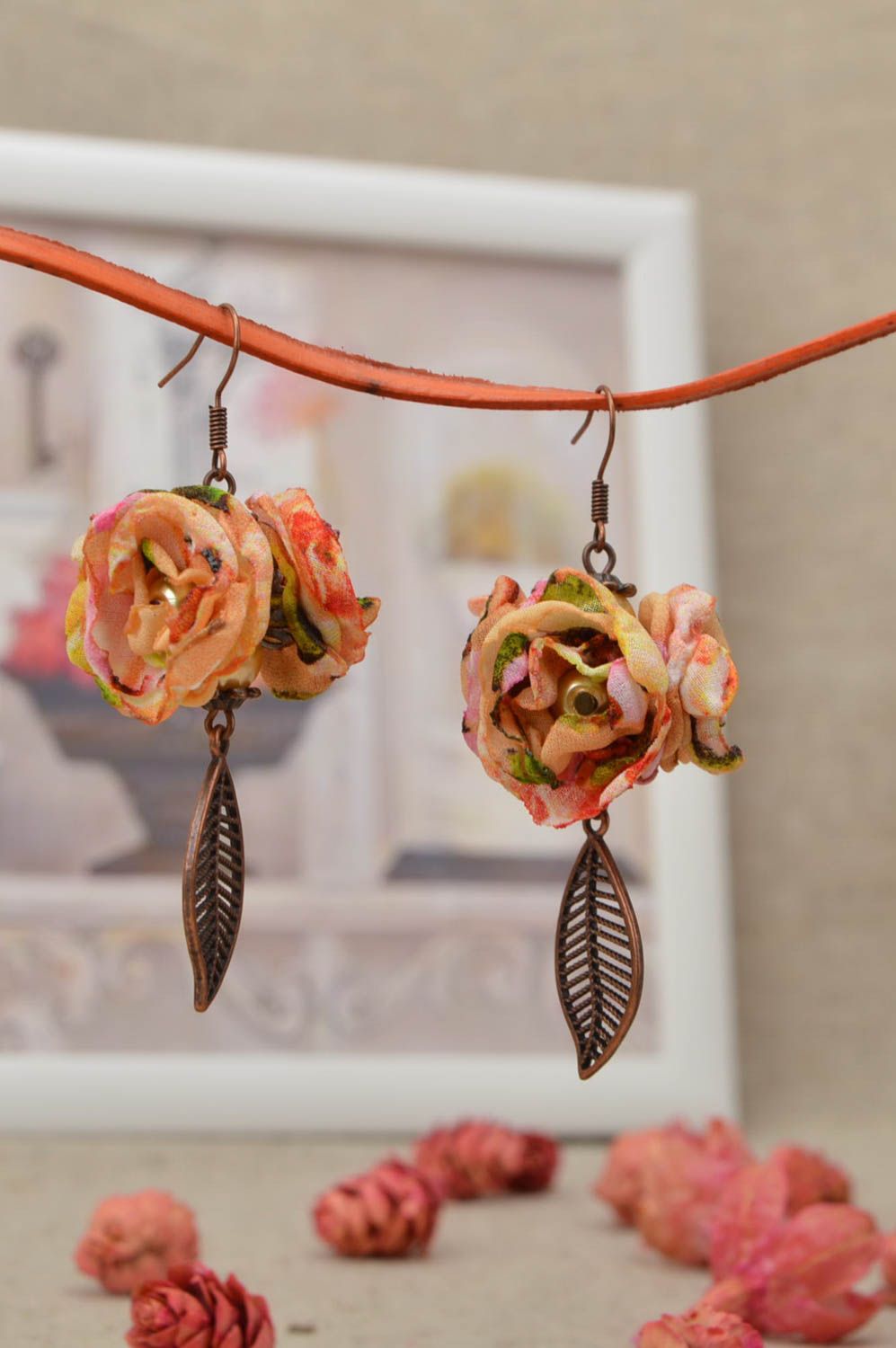 Красивые серьги с цветами из шифона и подвесками в виде листиков ручной работы фото 1