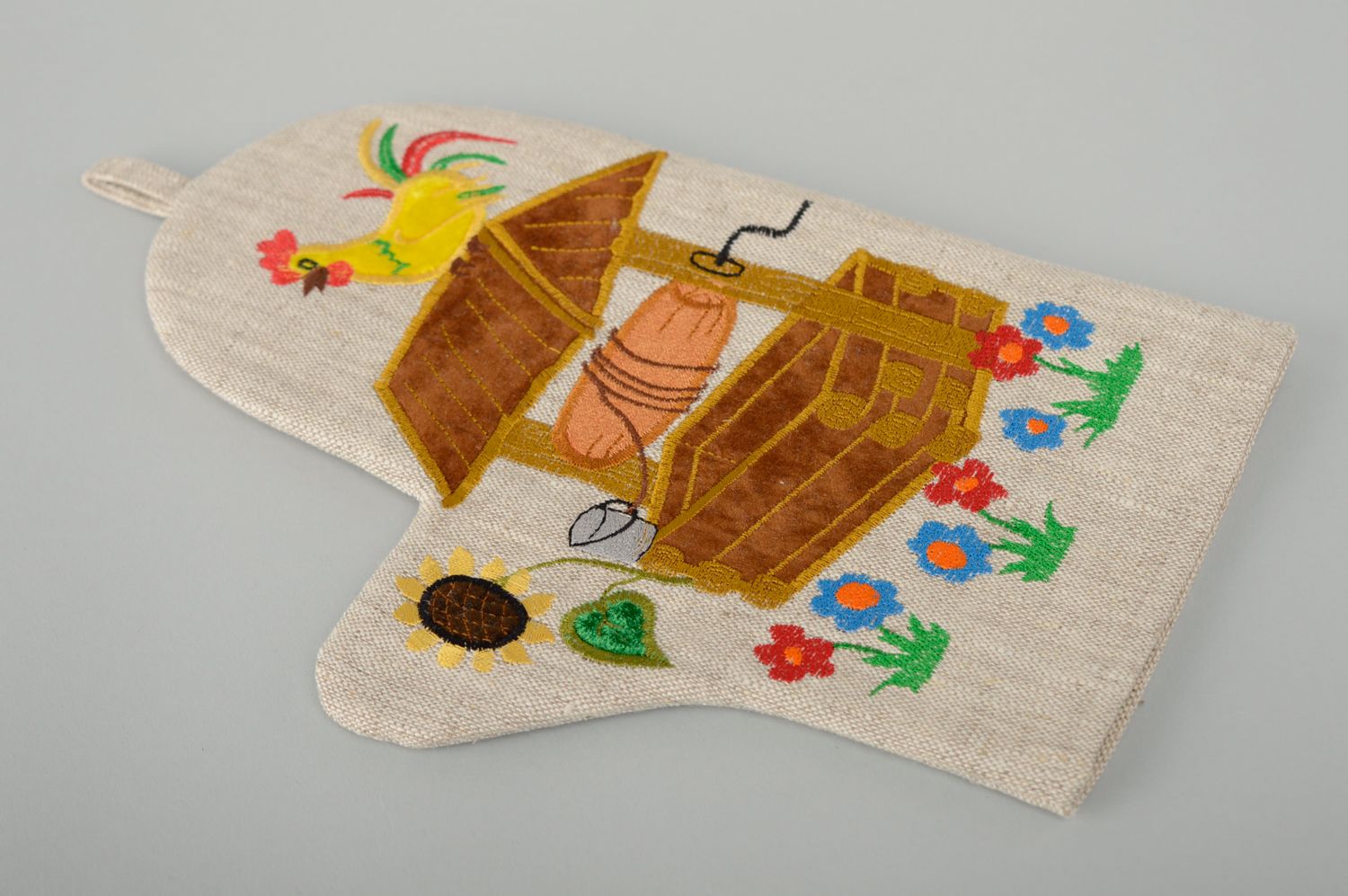 Decorative oven mitt with applique work photo 1