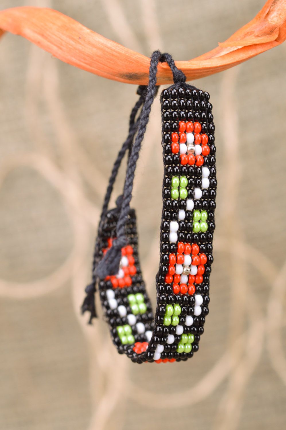 Широкий плетеный браслет на руку с орнаментом из бисера ручной работы черный с узором фото 5
