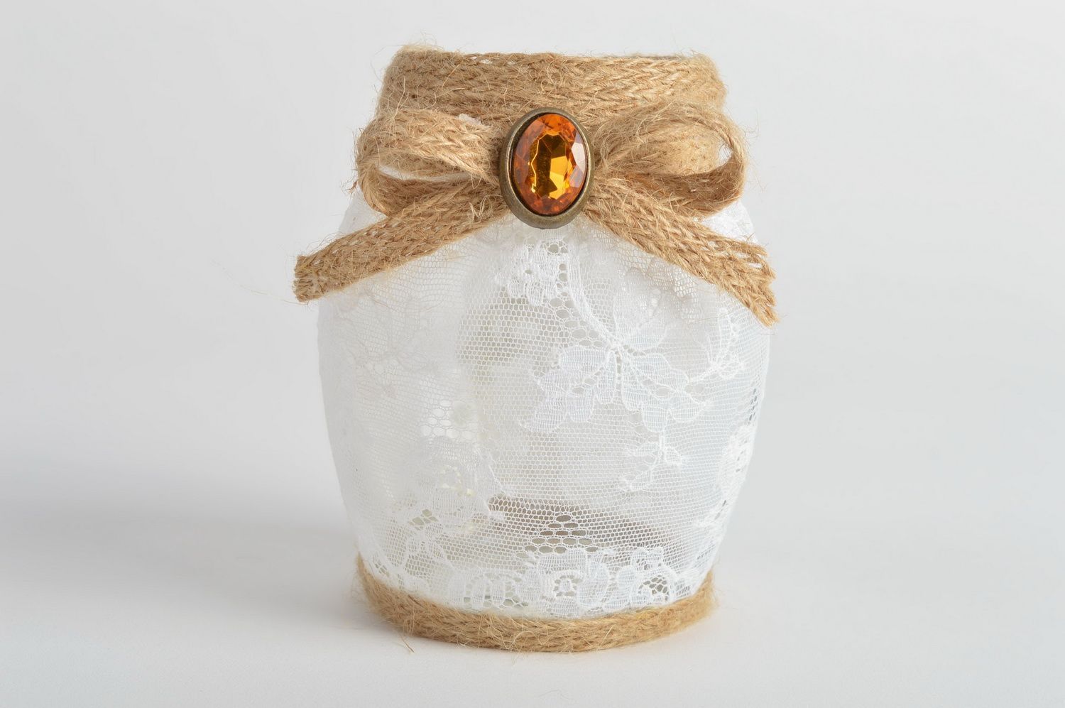 Petit vase en verre fait main en forme de pot en dentelle blanc et ficelle photo 2