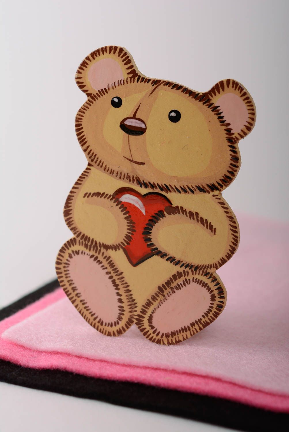 Magnet pour frigo Ourson brun avec coeur rouge décor original en bois fait main photo 1