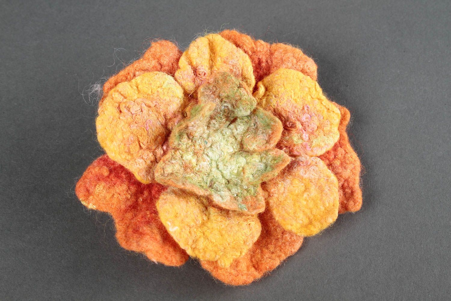 Broche fleur orange Pince cheveux faite main en laine feutrée Accessoire femme photo 2