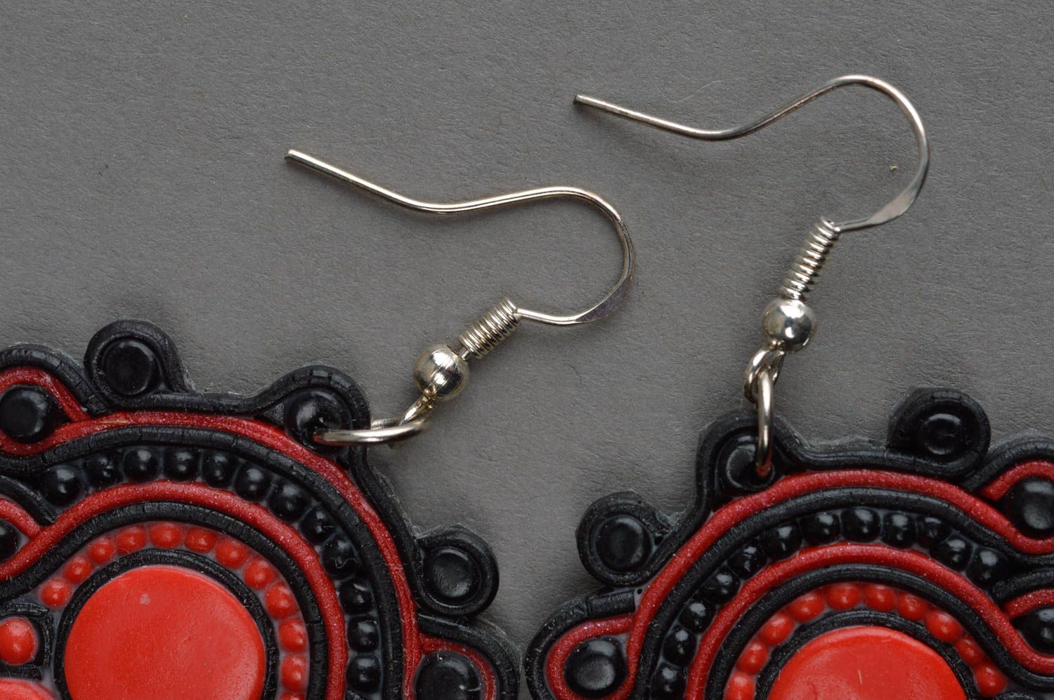 Große rot schwarze handmade Ohrringe aus Polymerton für Damen Krönung  foto 4