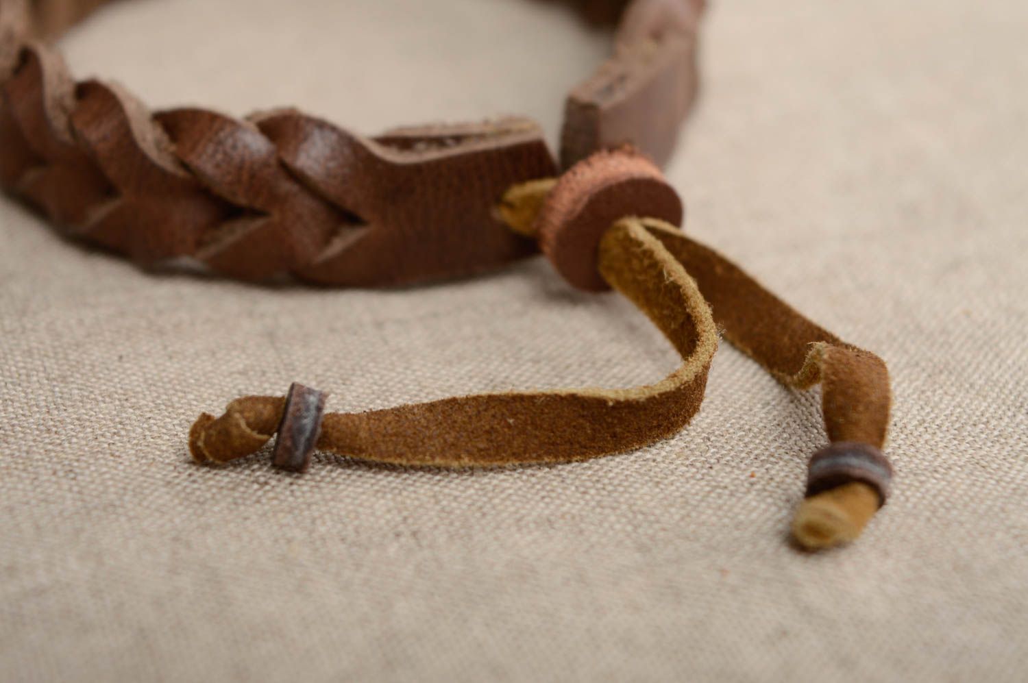 Beau bracelet fait main de vrai cuir beige accessoire avec lacet réglable photo 3
