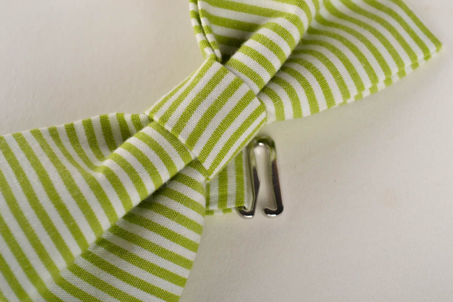 Corbata de lazo artesanal pajarita moderna verde a rayas accesorio unisex foto 3