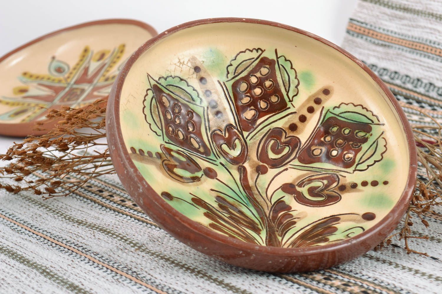 Schöner runder keramischer Teller mit Bemalung künstlerische Handarbeit foto 1
