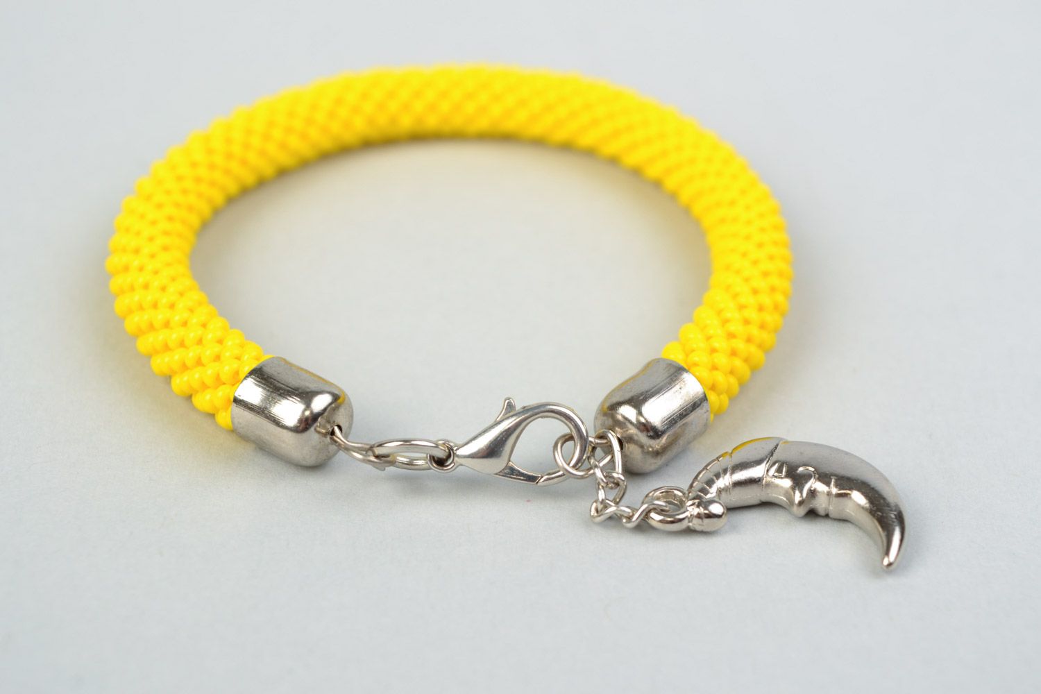 Bracelet crocheté en perles de rocaille jaune éclatant avec pendeloque fait main photo 4