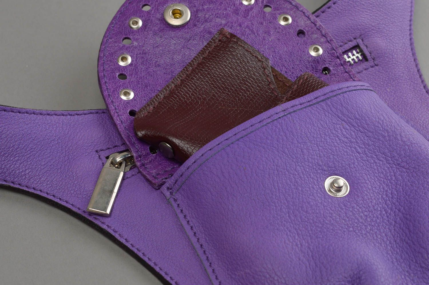 Фиолетовая сумка на пояс из натуральной кожи ручной работы авторского дизайна фото 8