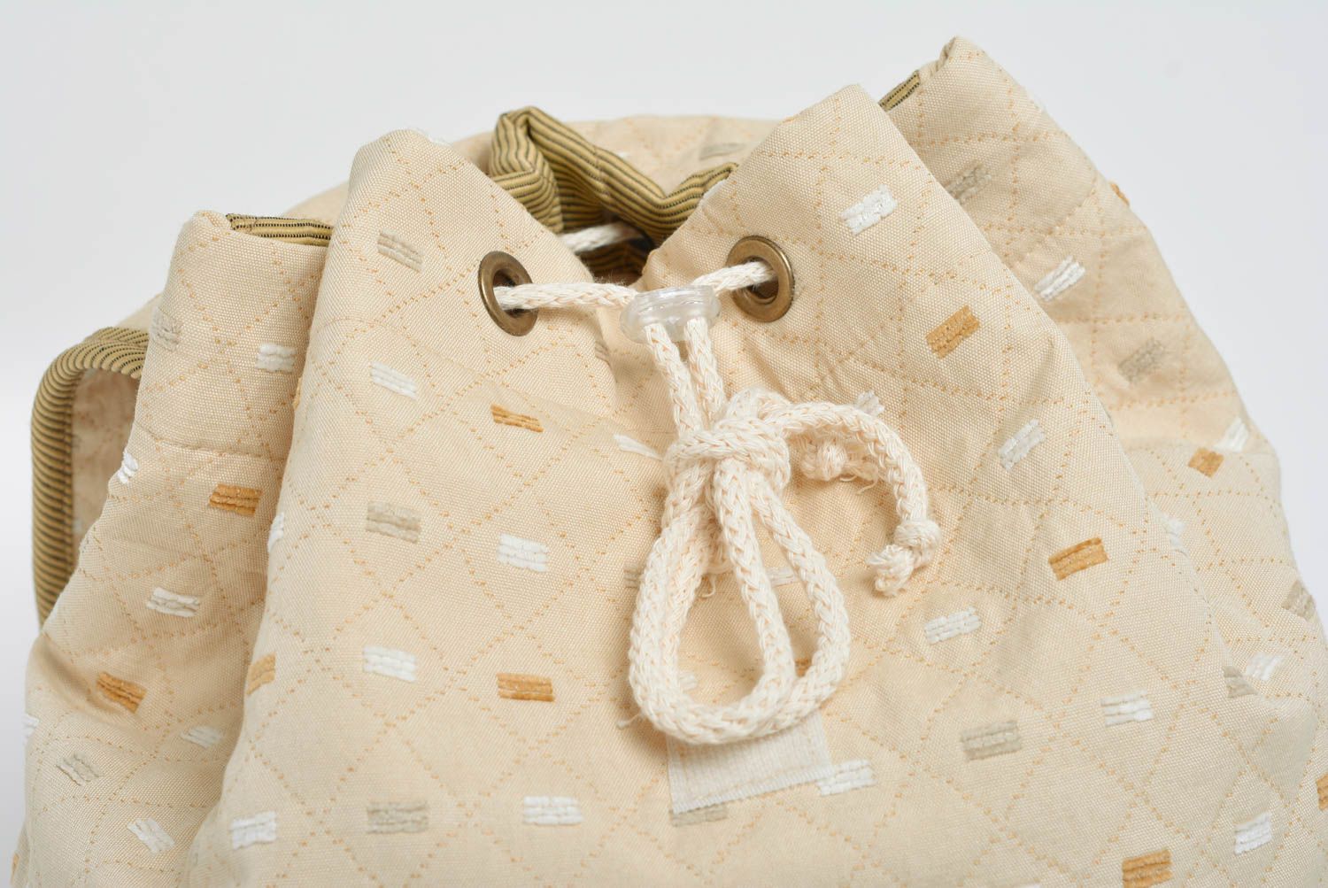 Женский рюкзак бежевого цвета из ткани с двумя карманами ручной работы фото 3