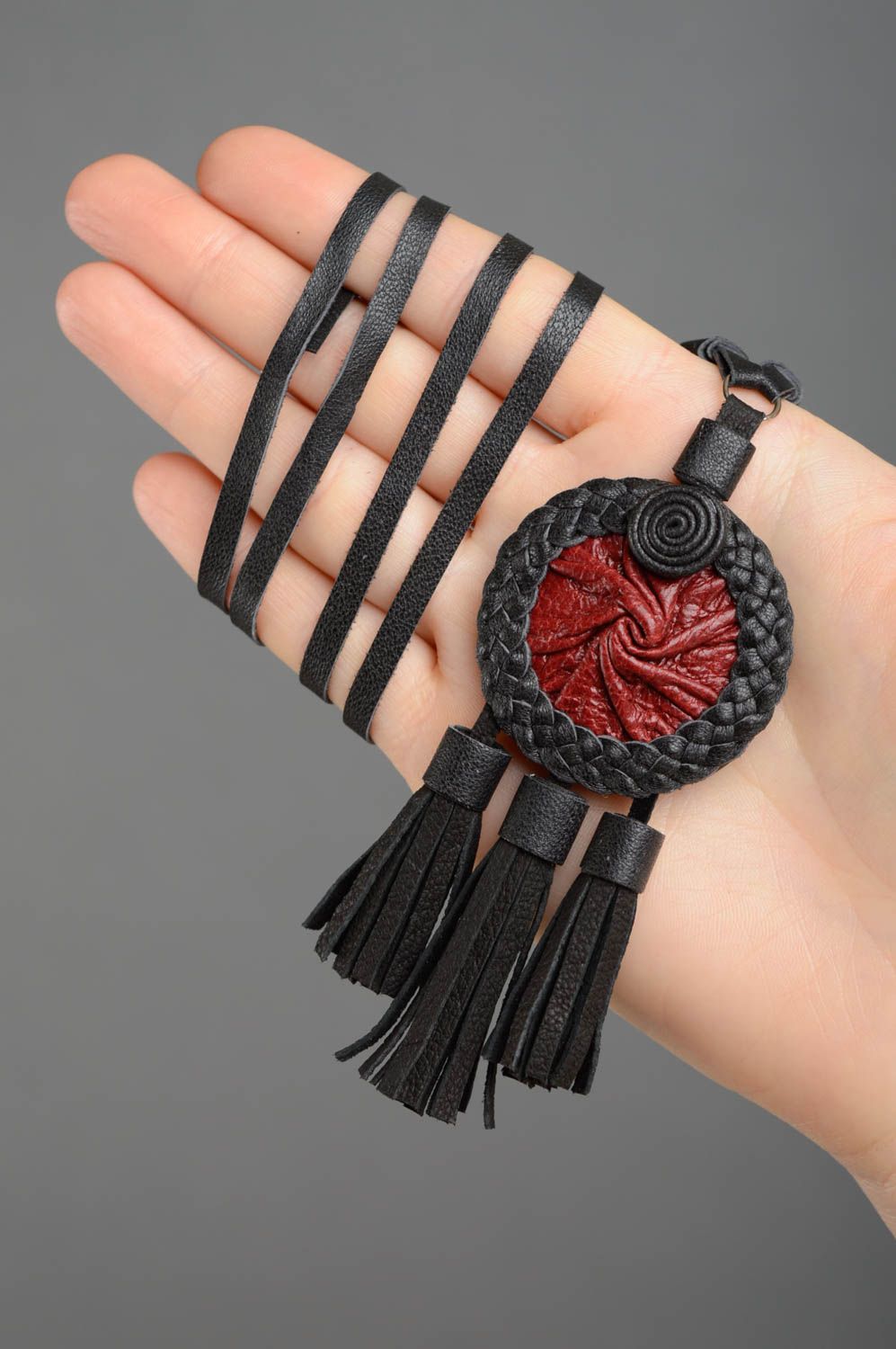 Red and black leather neck pendant photo 3