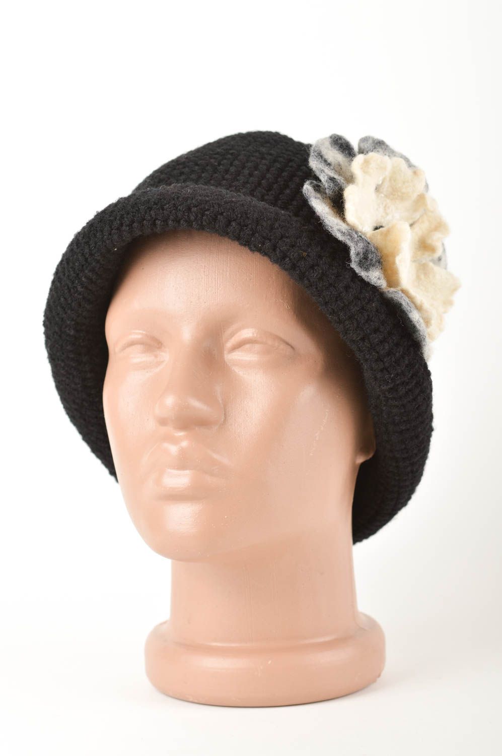 Теплая шапка ручной работы зимняя шапка черная с цветком вязаная шапка фото 1
