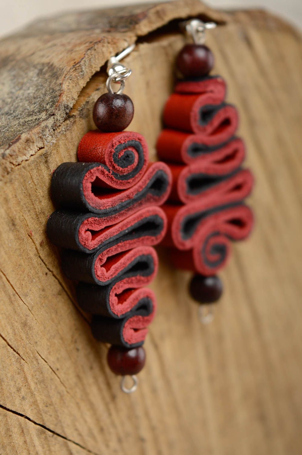 Longues boucles d'oreilles pendantes cuir rouges faites main avec perles en bois photo 4