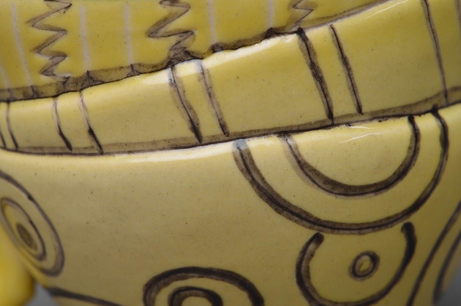 Tasse originale en porcelaine peinte jaune à motif faite main à 3 anses photo 2