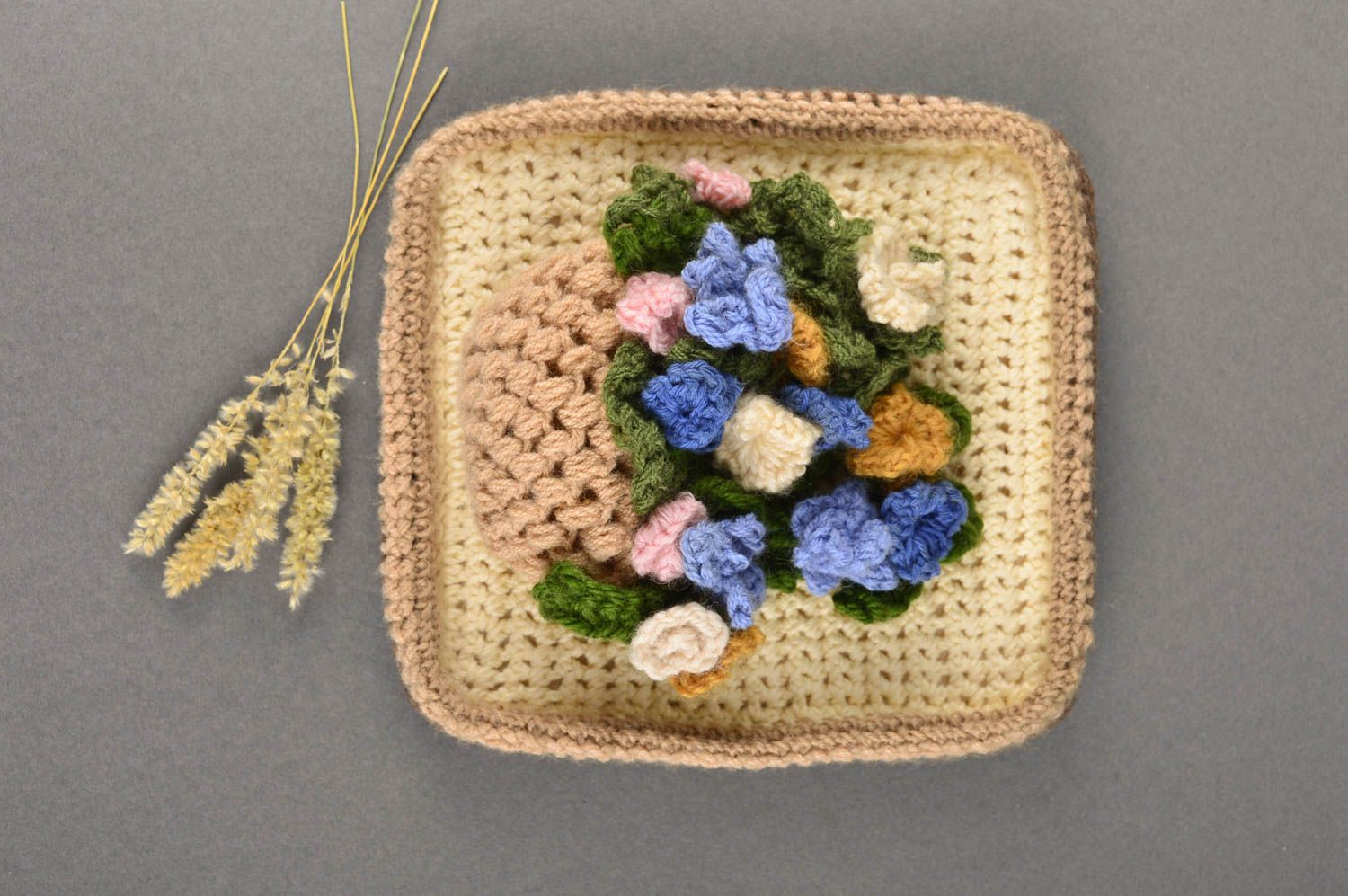 Petit tableau tricoté au crochet Tableau fait main avec fleurs Décoration maison photo 1