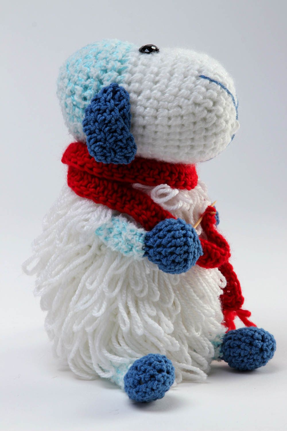 Jouet tricoté Peluche faite main brebis en écharpe rouge Cadeau enfant déco photo 2