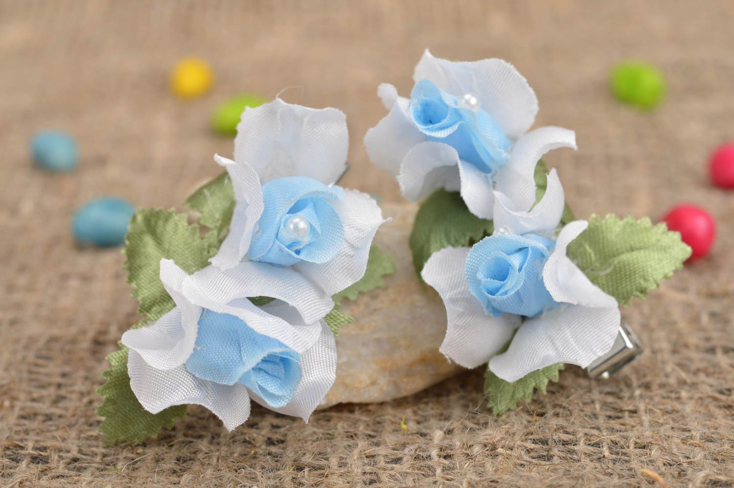 Conjunto de pinzas de pelo infantiles artesanales azules con forma de rosas azul foto 1