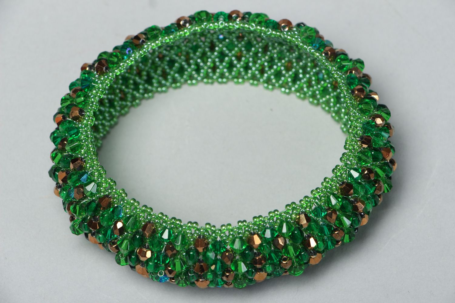 Grünes Armband aus Glasperlen mit Kristallperlen foto 2