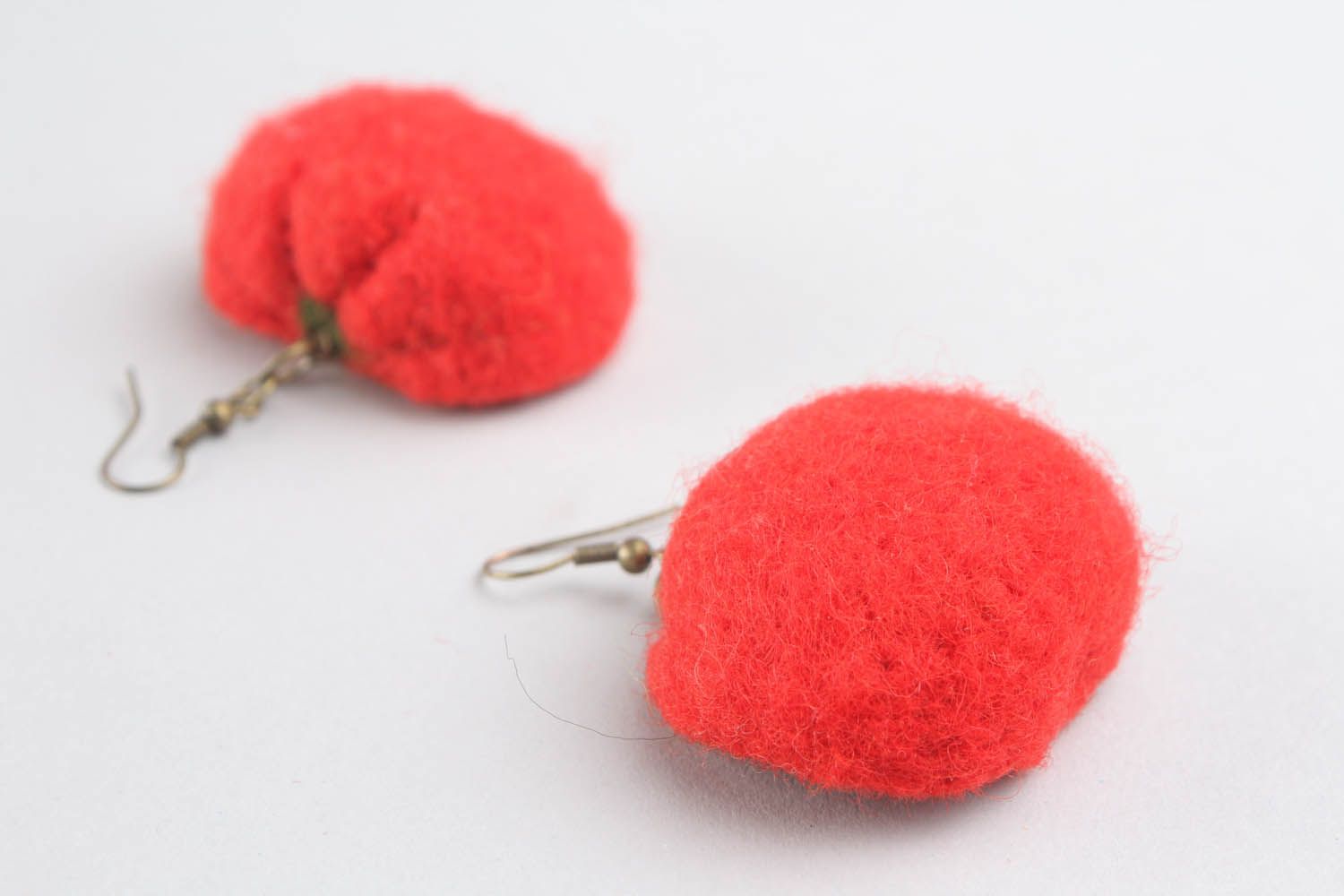 Boucles d'oreilles en laine feutrée rouges faites main photo 4