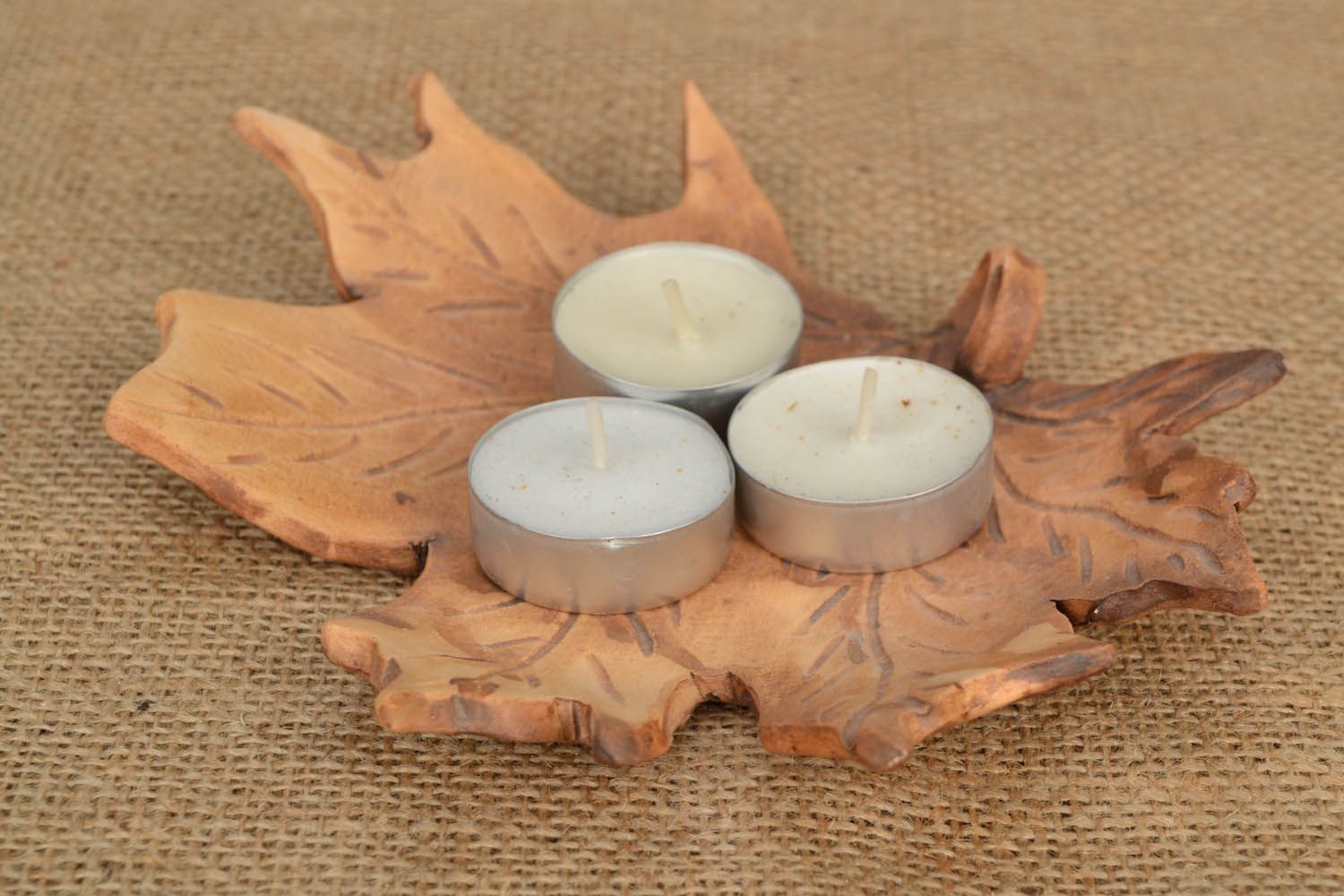 Castiçal de argila branca suporte para vela de cerâmica artesanal em forma de uma folha  foto 1