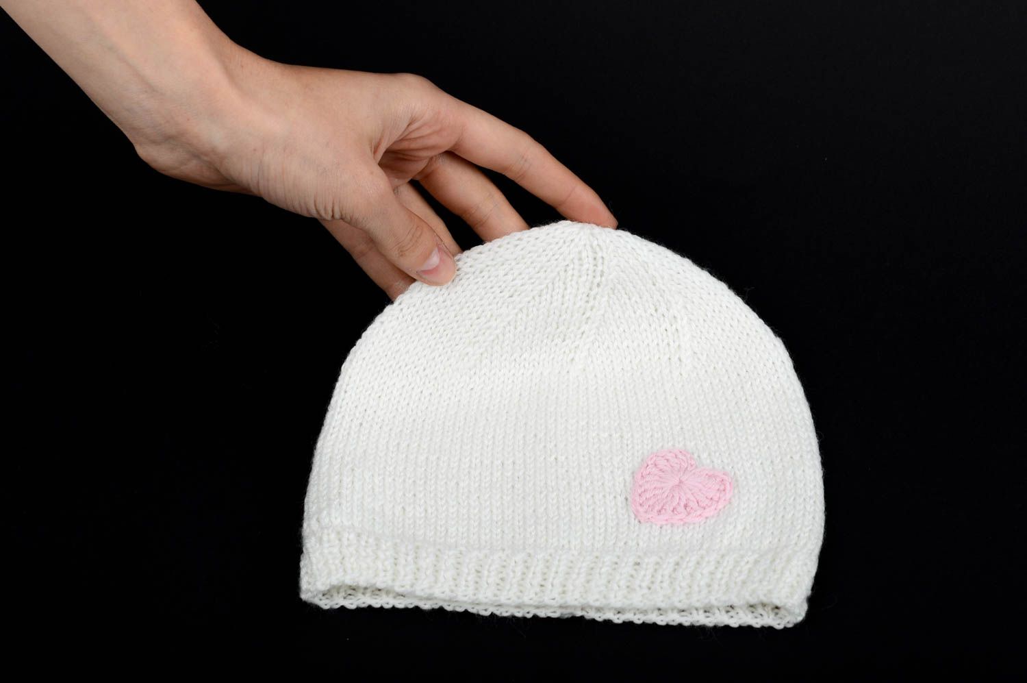 Вязаная шапка ручной работы шапка для девочки зимняя шапка белая с сердечком фото 2