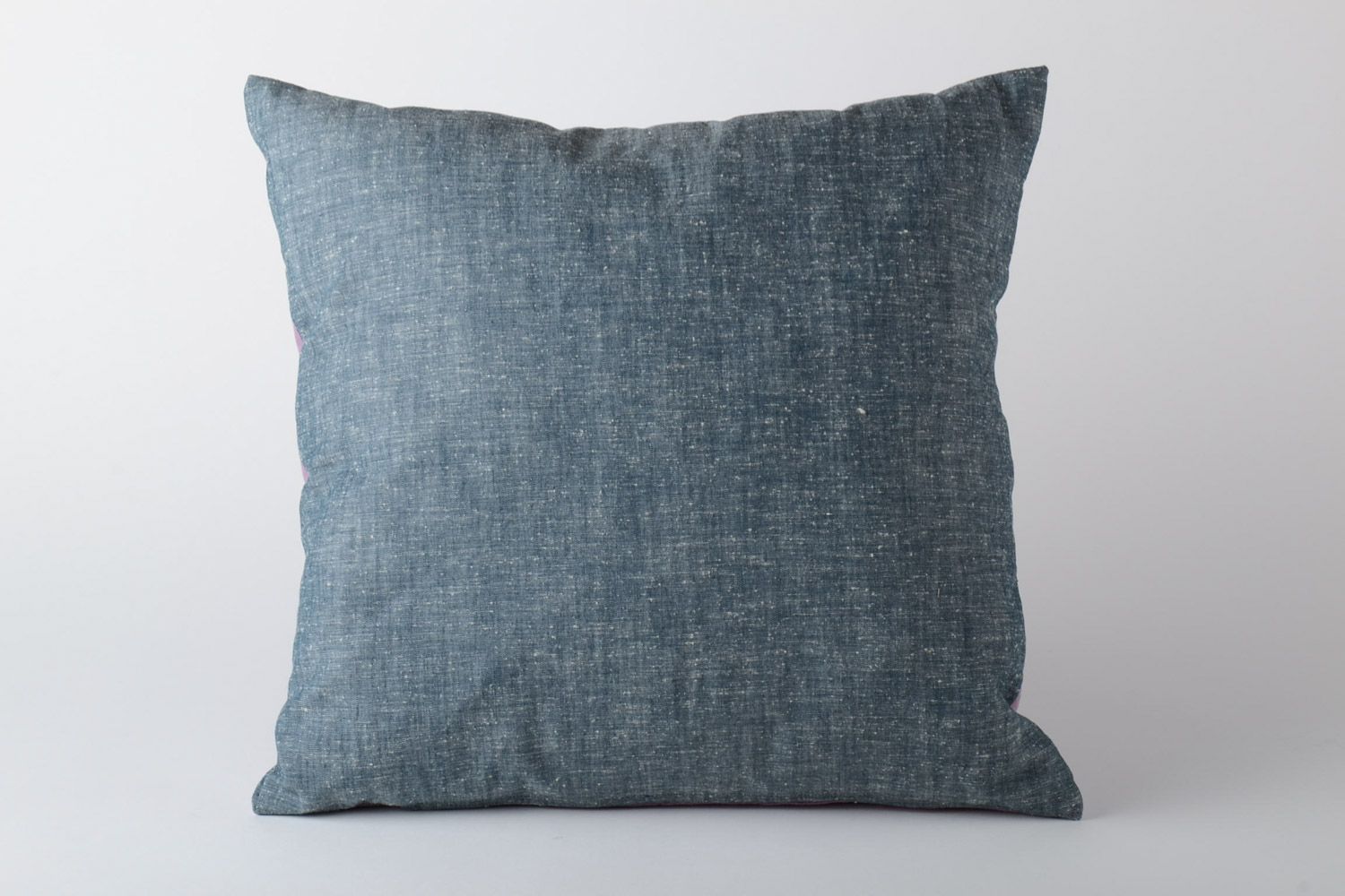 Текстильная диванная подушка с аппликацией ручной работы сиреневая с фиолетовым фото 4